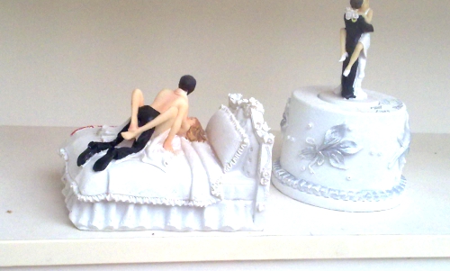 Ue and Funny Ideas of Wedding Cake Toppers.