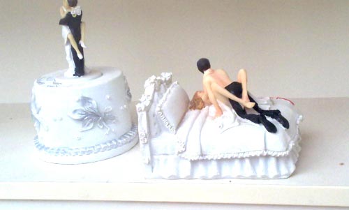 Ue and Funny Ideas of Wedding Cake Toppers.