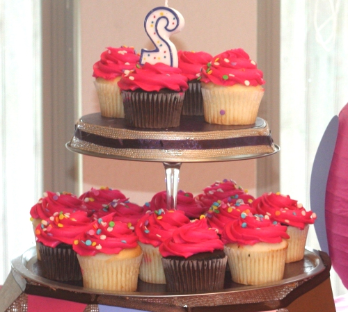 Cupcakes Cupcake In A Jar Cake And Cupcake Stand Combo Cake Stands For Sale Cupcake Stand Cupcakes.