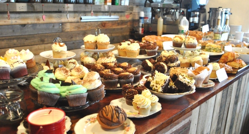 Cake display Cake Shop Ideas that inspire me in 2019 Cafe food. Coffee dessert. Bakery display.