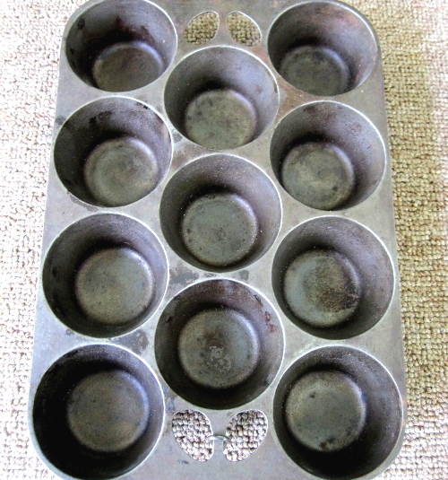 Vintage Antique Cast Iron Turks Head Muffin Pan Cookware.