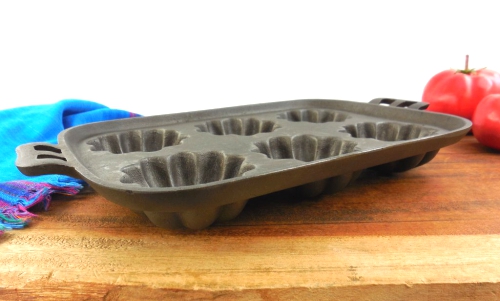 Cast Iron Turk Head Gem Muffin Pan.