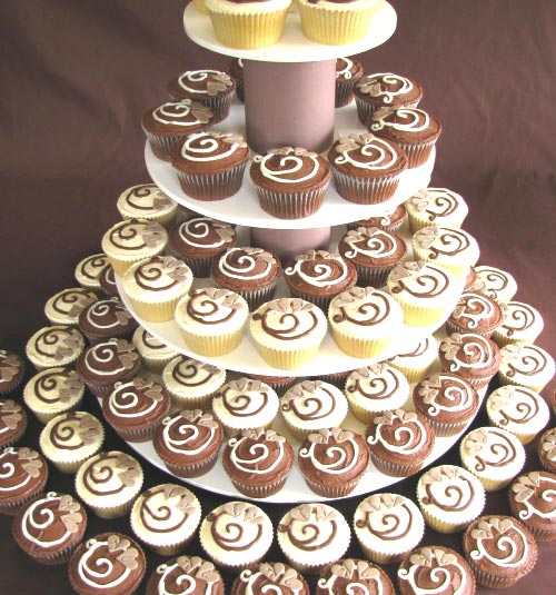 CELEBRITY BUZZ. GET CREATIVE WITH YOUR WEDDING CAKE? TRY.